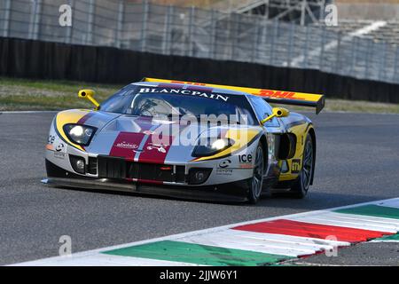 Scarperia, 3 aprile 2022: Ford GT GT1 anno 2010 in azione durante il Mugello Classic 2022 sul circuito del Mugello in Italia. Foto Stock