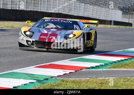 Scarperia, 3 aprile 2022: Ford GT GT1 anno 2010 in azione durante il Mugello Classic 2022 sul circuito del Mugello in Italia. Foto Stock