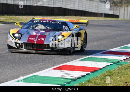 Scarperia, 3 aprile 2022: Ford GT GT1 anno 2010 in azione durante il Mugello Classic 2022 sul circuito del Mugello in Italia. Foto Stock