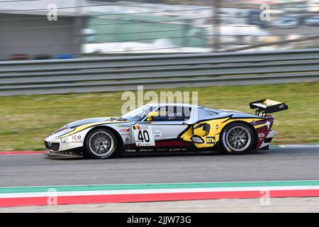 Scarperia, 3 aprile 2022: Ford GT GT1 anno 2010 in azione durante il Mugello Classic 2022 sul circuito del Mugello in Italia. Foto Stock