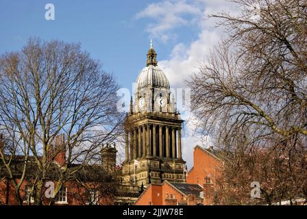 Una bella foto del municipio di Leeds durante l'autunno nel West Yorkshire, Inghilterra Foto Stock