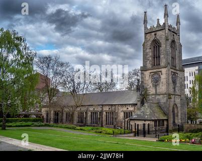 Una bella foto della Chiesa di San Giovanni Evangelista in una giornata nuvolosa a Leeds, West Yorkshire, Inghilterra Foto Stock