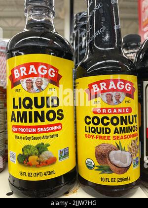 Grovetown, GA USA - 03 15 22: Negozio al dettaglio Bragg Liquid Aminos Foto Stock