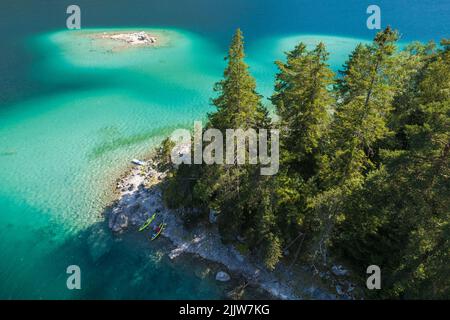 Giro in kayak su una vista panoramica della costa del lago Rocky. Kayak Sport acquatici. Tema Pursuit all'aperto. Foto Stock