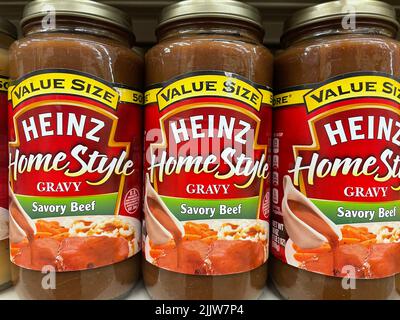 Grovetown, GA USA - 03 15 22: Negozio al dettaglio Heinz sugo di carne barattolo marrone Foto Stock