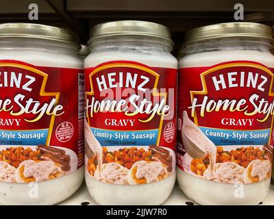 Grovetown, GA USA - 03 15 22: Negozio al dettaglio Heinz sugo di carne barattolo bianco Foto Stock