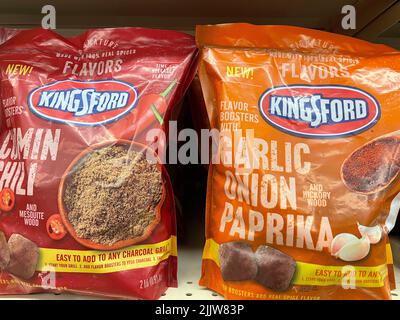 Grovetown, GA USA - 03 15 22: Negozio al dettaglio Kingsford carbone cipolla all'aglio Foto Stock