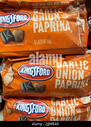 Grovetown, GA USA - 03 15 22: Negozio al dettaglio Kingsford carbone paprika Foto Stock