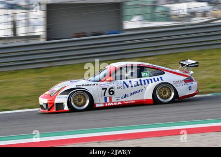 Scarperia, 3 aprile 2022: Porsche 996 GT3-RSR anno 2006 in azione durante il Mugello Classic 2022 al circuito del Mugello in Italia. Foto Stock