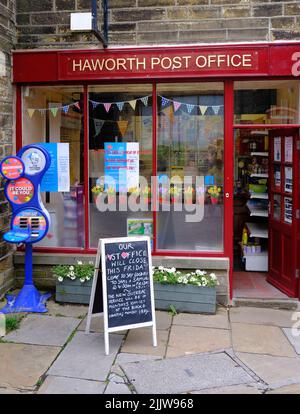 Haworth Post Office e cartello di chiusura, Bronte Country, West Yorkshire Foto Stock