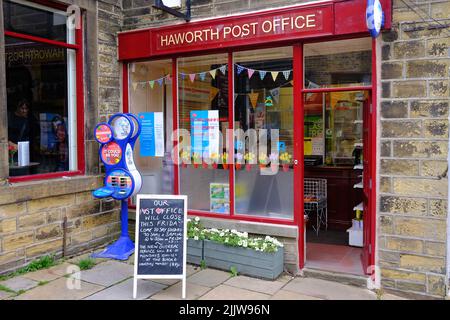 Haworth Post Office e cartello di chiusura, Bronte Country, West Yorkshire Foto Stock