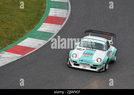 Scarperia, 3 aprile 2022: Porsche 993 GT2 anno 1998 in azione durante il Mugello Classic 2022 sul circuito del Mugello in Italia. Foto Stock