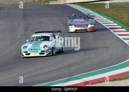 Scarperia, 3 aprile 2022: Porsche 993 GT2 anno 1998 in azione durante il Mugello Classic 2022 sul circuito del Mugello in Italia. Foto Stock