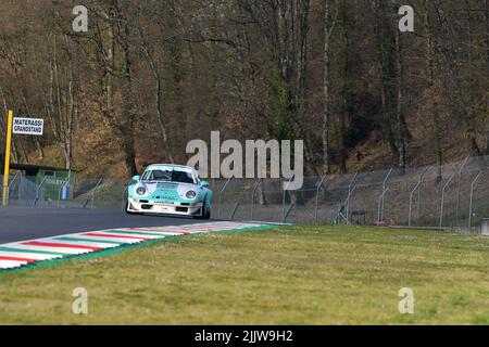 Scarperia, 3 aprile 2022: Porsche 993 GT2 anno 1998 in azione durante il Mugello Classic 2022 sul circuito del Mugello in Italia. Foto Stock