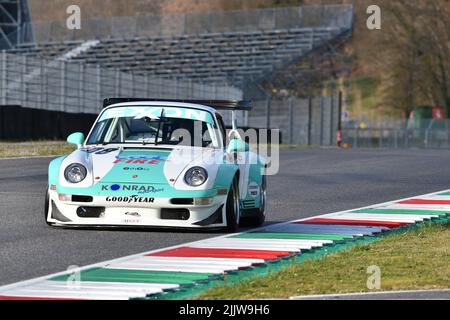 Scarperia, 3 aprile 2022: Porsche 993 GT2 anno 1998 in azione durante il Mugello Classic 2022 sul circuito del Mugello in Italia. Foto Stock