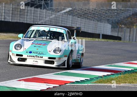 Scarperia, 3 aprile 2022: Porsche 993 GT2 anno 1998 in azione durante il Mugello Classic 2022 sul circuito del Mugello in Italia. Foto Stock