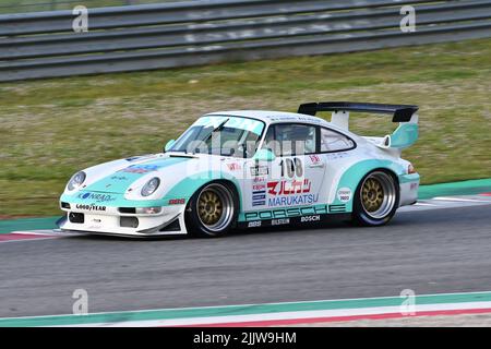 Scarperia, 3 aprile 2022: Porsche 993 GT2 anno 1998 in azione durante il Mugello Classic 2022 sul circuito del Mugello in Italia. Foto Stock