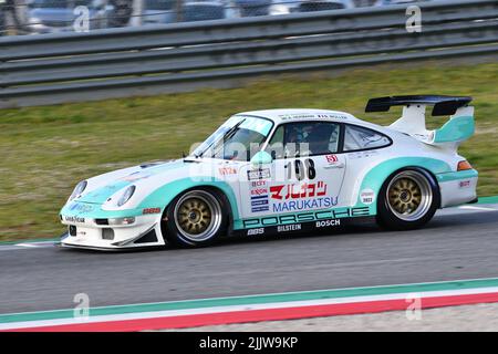 Scarperia, 3 aprile 2022: Porsche 993 GT2 anno 1998 in azione durante il Mugello Classic 2022 sul circuito del Mugello in Italia. Foto Stock