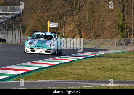 Scarperia, 3 aprile 2022: Porsche 993 GT2 anno 1998 in azione durante il Mugello Classic 2022 sul circuito del Mugello in Italia. Foto Stock