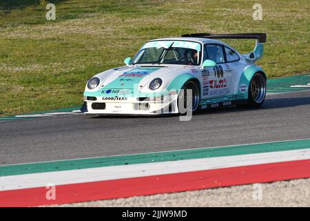 Scarperia, 3 aprile 2022: Porsche 993 GT2 anno 1998 in azione durante il Mugello Classic 2022 sul circuito del Mugello in Italia. Foto Stock