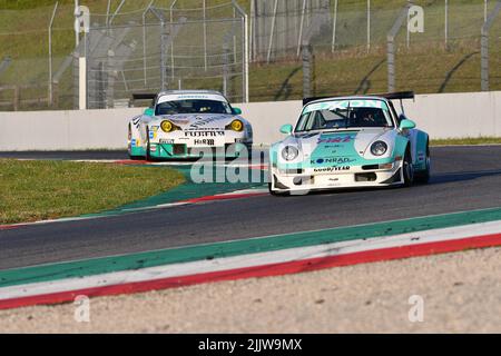 Scarperia, 3 aprile 2022: Porsche 993 GT2 anno 1998 in azione durante il Mugello Classic 2022 sul circuito del Mugello in Italia. Foto Stock