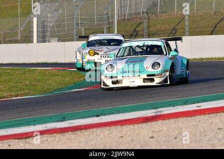 Scarperia, 3 aprile 2022: Porsche 993 GT2 anno 1998 in azione durante il Mugello Classic 2022 sul circuito del Mugello in Italia. Foto Stock