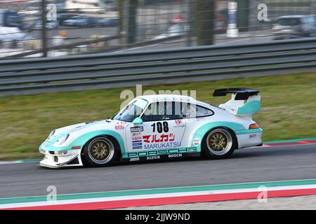 Scarperia, 3 aprile 2022: Porsche 993 GT2 anno 1998 in azione durante il Mugello Classic 2022 sul circuito del Mugello in Italia. Foto Stock