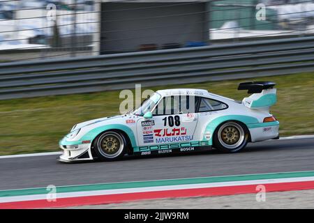 Scarperia, 3 aprile 2022: Porsche 993 GT2 anno 1998 in azione durante il Mugello Classic 2022 sul circuito del Mugello in Italia. Foto Stock