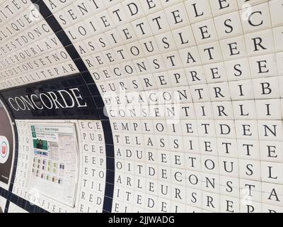 Immagine dell'aspetto tipico di una stazione della metropolitana di Parigi (a partire da Place de la Concorde) e dei suoi mosaici con numerose lettere Foto Stock