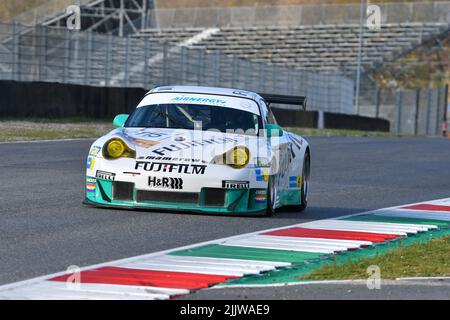 Scarperia, 3 aprile 2022: Porsche 996 GT3-RSR anno 2005 in azione durante il Mugello Classic 2022 al circuito del Mugello in Italia. Foto Stock