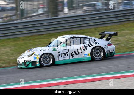 Scarperia, 3 aprile 2022: Porsche 996 GT3-RSR anno 2005 in azione durante il Mugello Classic 2022 al circuito del Mugello in Italia. Foto Stock