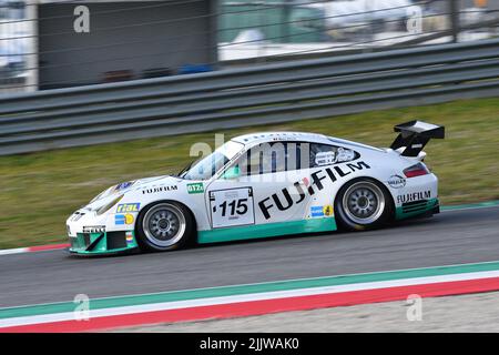 Scarperia, 3 aprile 2022: Porsche 996 GT3-RSR anno 2005 in azione durante il Mugello Classic 2022 al circuito del Mugello in Italia. Foto Stock