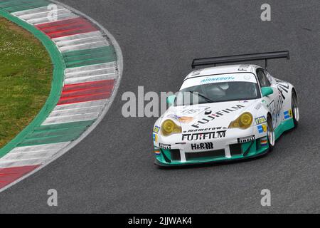 Scarperia, 3 aprile 2022: Porsche 996 GT3-RSR anno 2005 in azione durante il Mugello Classic 2022 al circuito del Mugello in Italia. Foto Stock