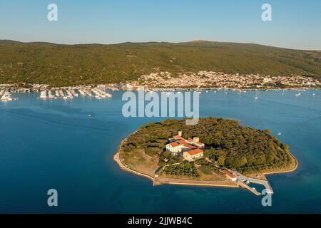 Vista aerea del monastero di Kosljun con la città di Punat sullo sfondo, isola di Krk, Croazia Foto Stock