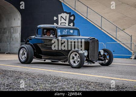 Lebanon, TN - 14 maggio 2022: Vista laterale completa grandangolare di una Ford Highboy Five Window Coupé 1932 ad una mostra di auto locale. Foto Stock