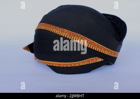 Blangkon hitam o blangkon nero un cappello tradizionale uomini giavanesi. Isolato su sfondo bianco Foto Stock