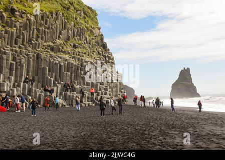 Vik, Islanda - 17 luglio 2022: Persone sulla spiaggia di Reynisfjara vicino a Vik in Islanda Foto Stock