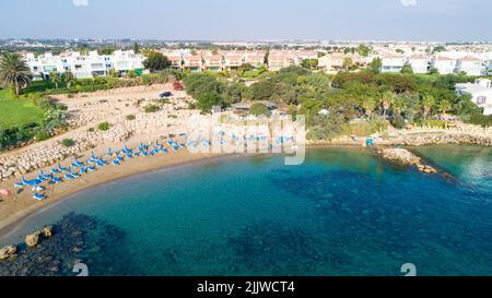 Veduta aerea dall'alto della spiaggia di Sirena a Protaras, Paralimni, Famagosta, Cipro. La famosa attrazione turistica della baia di Sirina con lettini, sabbia dorata, Foto Stock