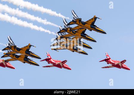 Royal Air Force Red Arrows mostra la squadra che vola al Royal International Air Tattoo Airshow con Republic of Korea Black Eagles T-50 Golden Eagle Jets Foto Stock