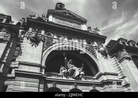 PARIGI, FRANCIA - 24 GIUGNO 2018: BNP Paribas, sede centrale della gestione patrimoniale. BNP Paribas è un gruppo bancario internazionale francese. Foto in bianco e nero Foto Stock