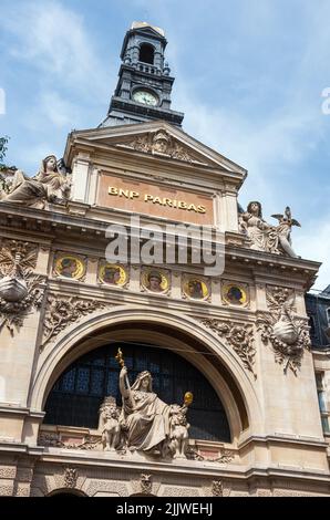 PARIGI, FRANCIA - 24 GIUGNO 2018: BNP Paribas, sede centrale della gestione patrimoniale. BNP Paribas è un gruppo bancario internazionale francese. Foto Stock