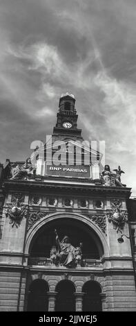 PARIGI, FRANCIA - 24 GIUGNO 2018: BNP Paribas, sede centrale della gestione patrimoniale. BNP Paribas è un gruppo bancario internazionale francese. Foto in bianco e nero Foto Stock