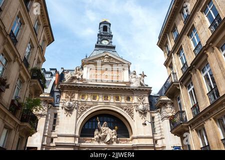 PARIGI, FRANCIA - 24 GIUGNO 2018: BNP Paribas, sede centrale della gestione patrimoniale. BNP Paribas è un gruppo bancario internazionale francese. Foto Stock