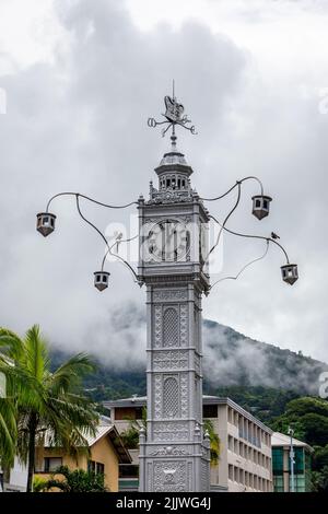 La Victoria Clock Tower, o 'Mini Big ben', copia del Big ben di Londra nel centro della città di Victoria, capitale delle Seychelles, con cielo nuvoloso. Foto Stock