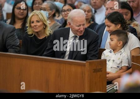 Uvalde, Stati Uniti d'America. 29 maggio 2022. Il Presidente degli Stati Uniti Joe Biden e la prima signora Dr. Jill Biden partecipano ad una messa al Sacred Heart Catholic per i bambini uccisi alla Church Robb Elementary School, 29 maggio 2022 a Uvalde, Texas. La scuola è il luogo in cui un cannoniere ha ucciso 19 studenti e due insegnanti con un fucile d'assalto in stile militare. Credit: Adam Schultz/White House Photo/Alamy Live News Foto Stock