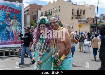 Un primo piano di una coppia vestita come una sirena e un Dio dell'acqua durante la Parata annuale della Sirenetta 40th a Coney Island Foto Stock