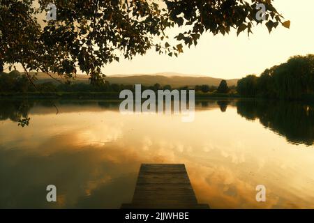 Tramonto d'oro sul lago vicino a Wernigerode, sui monti Harz Foto Stock