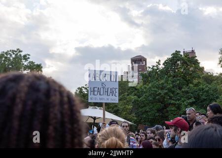 I manifestanti che hanno in mano segni di cartone dopo che la Corte Suprema ha rovesciato Roe contro Wade Foto Stock