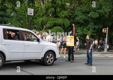 I manifestanti che hanno in mano segni di cartone dopo che la Corte Suprema ha rovesciato Roe contro Wade Foto Stock