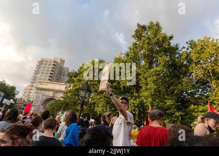 I manifestanti che hanno in mano segni di cartone dopo che la Corte Suprema ha rovesciato Roe contro Wade Foto Stock